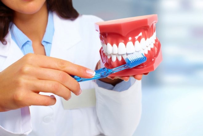 Как происходит чистка зубов в стоматологии.
